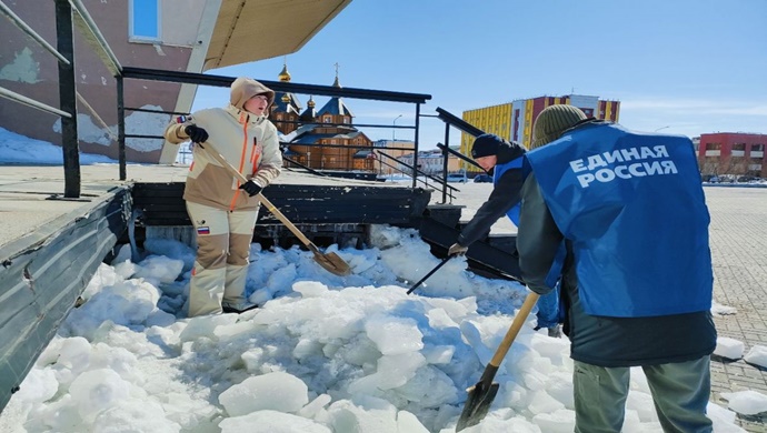 Birleşik Rusya aktivistleri Anadyr’deki bir meydandan buz ve karı temizledi