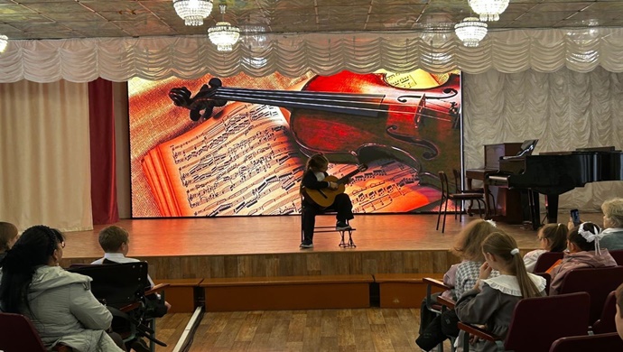 При участии «Единой России» детская школа искусств Магаданской области получила новое оборудование и музыкальные инструменты