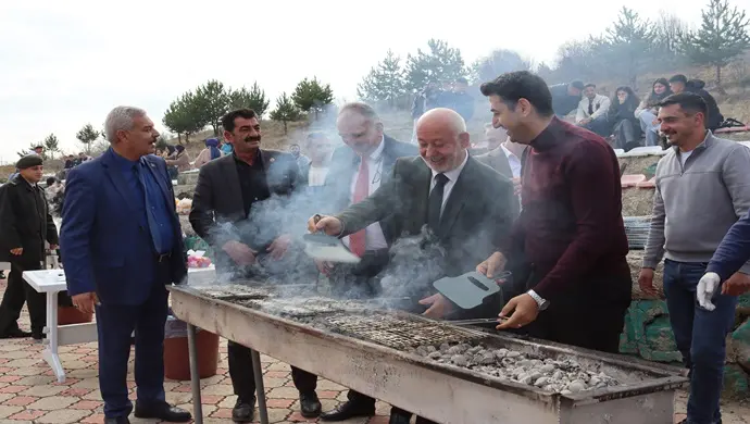 Giresun Üniversitesi Şebinkarahisar Yerleşkesinde Geleneksel Hamsi Şenliğine yüzlerce kişi katıldı