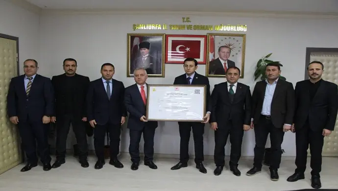 BAŞKAN HASAN EYYÜPOĞLU ‘NA 1. DERECE ÖRGÜT BELGESİNİ İL MÜDÜRÜ MEHMET SALİH SÖĞÜT TAKDİM ETTİ