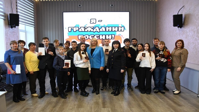 «Единая Россия» отмечает День Конституции акциями по всей стране