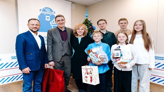 Bisikletler, bir piyano, bir mikroskop: Birleşik Rusya bölgesel şube sekreterleri ve Devlet Duma milletvekilleri çocuklara yeni yıl hediyeleri sunuyor