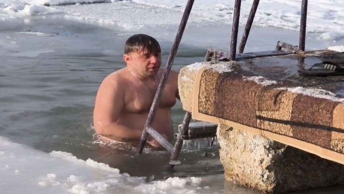 Единороссы помогли организовать крещенские купания в Брянке (ЛНР)