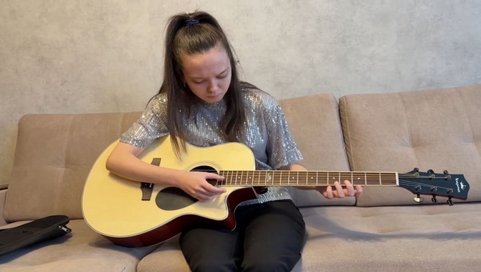 Самокаты, велосипед, книги, музыкальные инструменты: «Единая Россия» исполнила новогодние желания детей в регионах