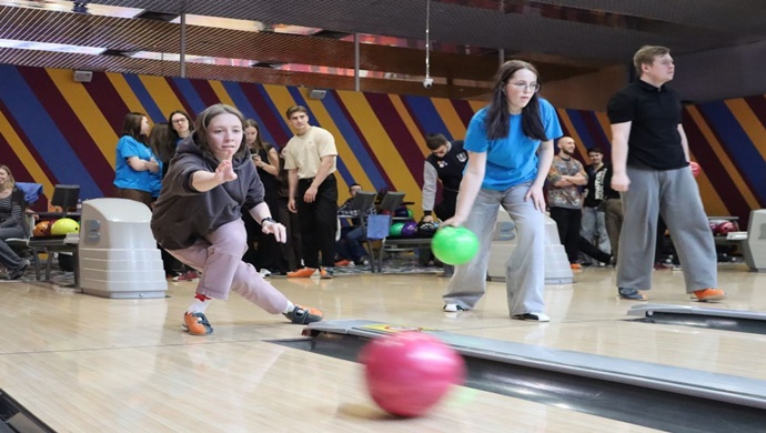 Birleşik Rusya, Omsk bölgesinde bir öğrenci bowling turnuvası düzenledi