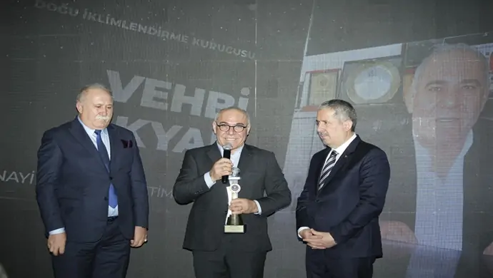 YERLİ ÜRETİMİN GÜÇLÜ TEMSİLCİSİ VEHBİ AKYAR’A ANLAMLI ÖDÜL
