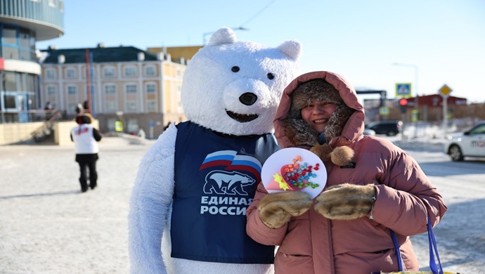 Цветы, открытки, концерты: «Единая Россия» поздравила с 8 Марта женщин в регионах