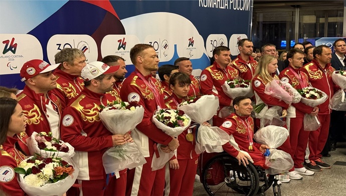 Birleşik Rusya Genç Muhafızları aktivistleri, XIV. Paralimpik Kış Oyunlarından 12 madalya ile dönen Rus Paralimpik takımını karşıladı